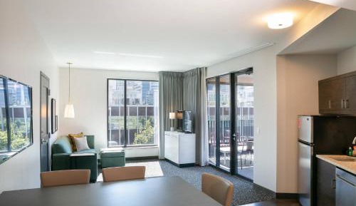 1 Bedroom Suite, 1 King, City view, Balcony