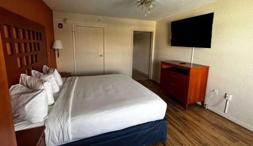 King Suite with One Twin Bunk Bed - Non-Smoking