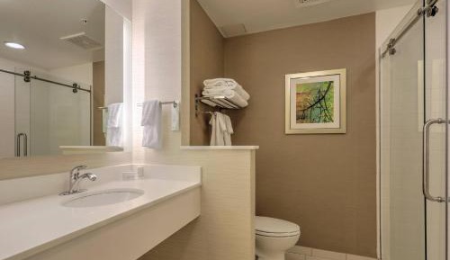 King Room with Bathtub - Mobility Access/Hearing Accessible