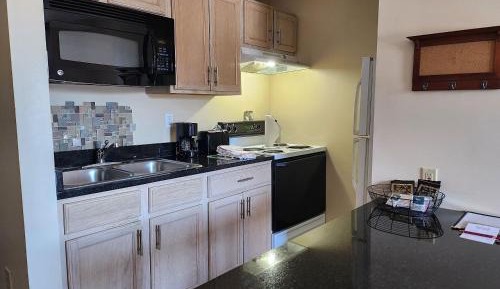 Single Queen with Full Kitchen