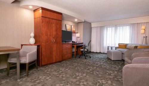 One-Bedroom King Suite with Roll-In Shower and Sofa Bed - Mobility Access