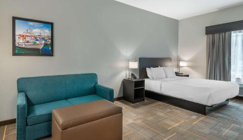 King Suite with Bath Tub, Sofa Bed and Full Kitchen - Disability Access/Non-Smoking