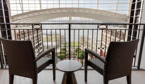 1 Bedroom Suite, 1 King, Atrium view
