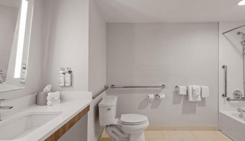 Standard Queen Room with Accessible Tub