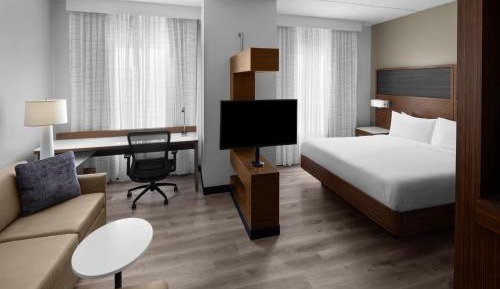 King Studio with Sofa Bed and Adapted Tub - Mobility Accessible