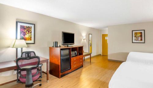 Queen Room with Two Queen Beds and Mobility Accessible Bathtub