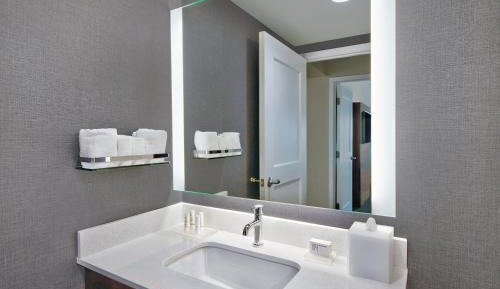 2 Bedroom Suite with Bedroom 1: 1 King, Bedroom 2: 2 Queen