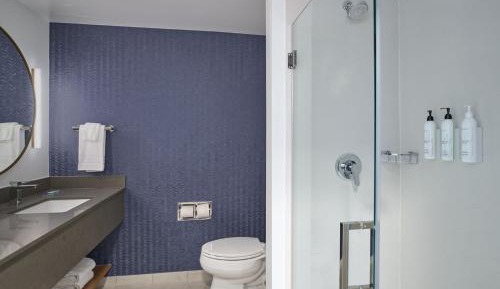 Studio with King Bed, Bathtub and Sofa Bed - Mobility Access/Hearing Accessible
