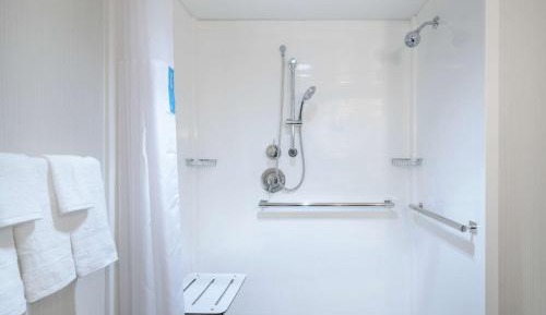 King Room with Roll-In Shower - Mobility and Hearing Access/Non-Smoking