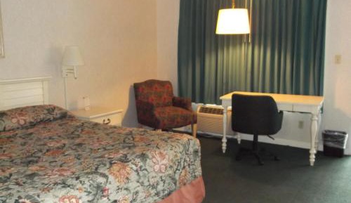 Deluxe King Suite - Non-Smoking