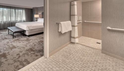 King Suite with Roll-in Shower - Mobility Access
