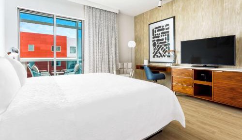 King Room with Balcony - Nonsmoking