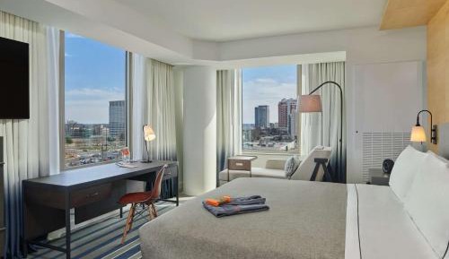 Premium Corner King Room with City View