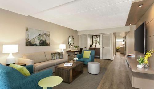 King Suite with Roll-In Shower and Poolside - Disability Access
