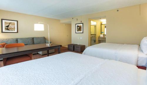Studio with Two Queen Beds and Bath Tub - Mobility and Hearing Access/Non-Smoking