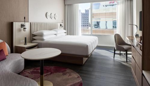 Guest Room, 1 King, City View