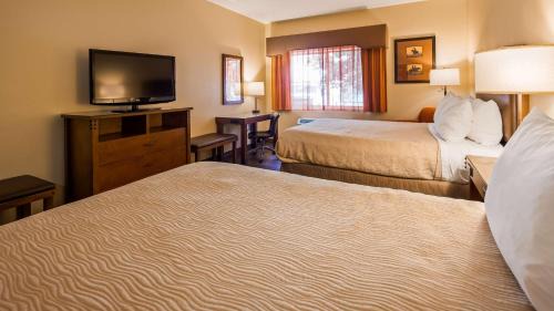 Queen Room with Two Queen Beds - Pet Friendly
