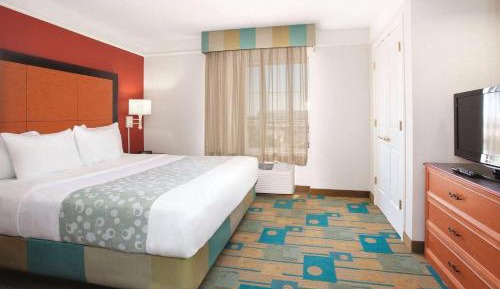 King Suite with Pool View - Non-Smoking