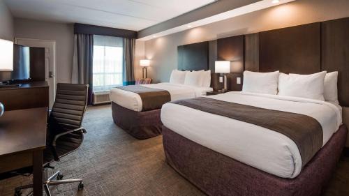 Queen Room with Two Queen Beds and Roll-In Shower - Disability Access