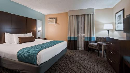 King Room with Roll-In Shower - Mobility Access