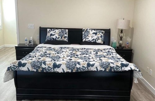 Paradise House | Near the Strip Spacious cozy 4 bedrooms house with Jacuzzi