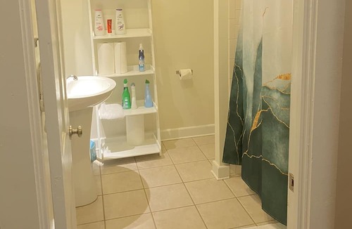 Pendleton Condo | Peaceful Getaway Queen Bed & Free Heated Garage Parking