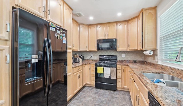 Spacious Modern 3-bedroom house in charming Centreville with WiFi