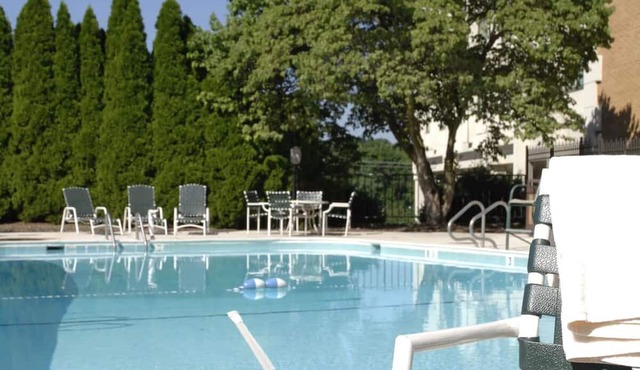 Contemporary Suite: Outdoor Pool and Easy I-270 Access