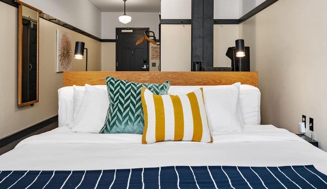 Kasa | Classic Studio, Quick Drive to Carnegie Mellon | The Maverick