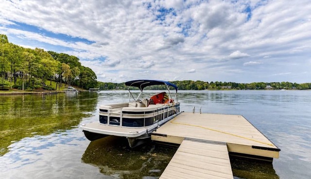 Lakefront Oasis on Bowen | 4BR, Hot Tub, Sleeps 8