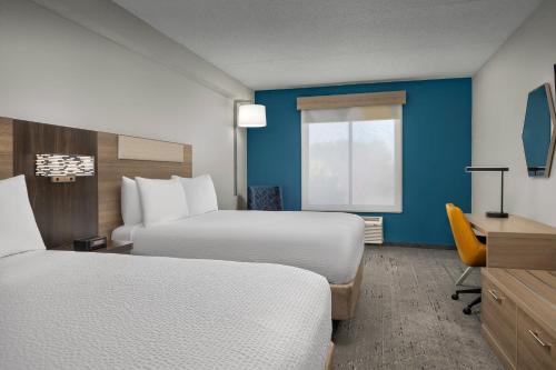 Holiday Inn Express Hotel Suites Greensboro Airport Ihg 